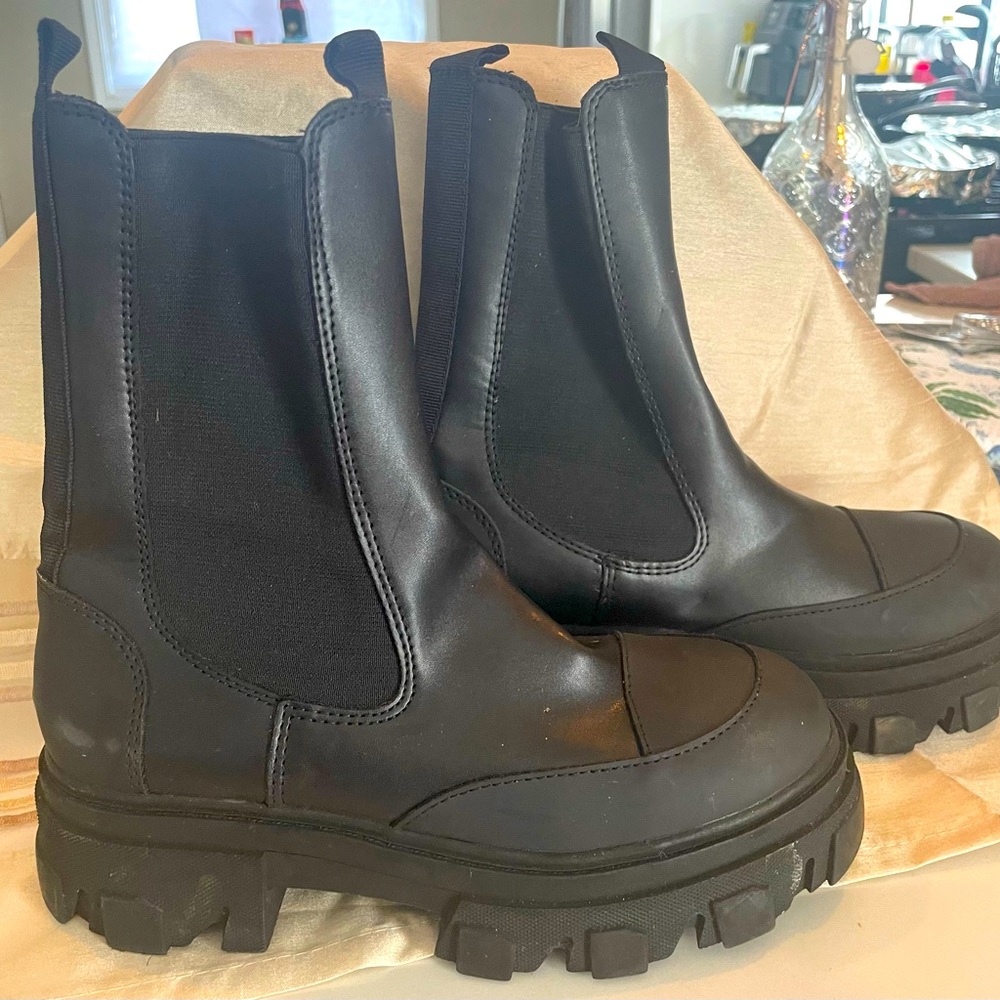 ✨✨AKIRA Women’s Size 7 Black Calf Boot 👢Gently Styled 💘